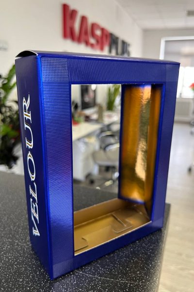 Коробка с тиснением, конгревом и выборочным лаком